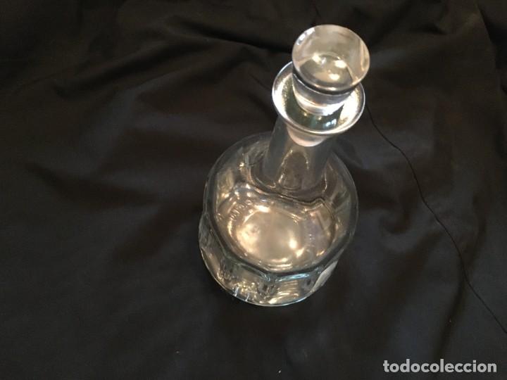 Botellas antiguas: botella con forma rara para licor - Foto 2