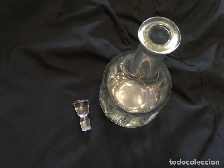 Botellas antiguas: botella con forma rara para licor - Foto 3