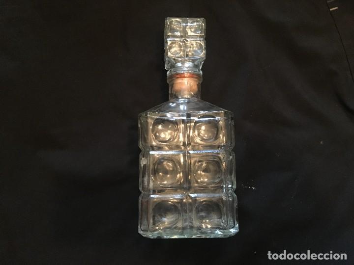 Botellas antiguas: botella con forma cuadrada para licor - Foto 1