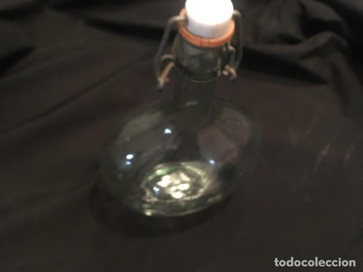 Botellas antiguas: botella con forma de cierre metal - Foto 2
