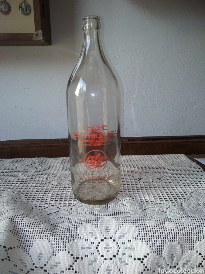 Botellas antiguas: BOTELLA DE LECHE ALY .LE&Oacute;N - Foto 1