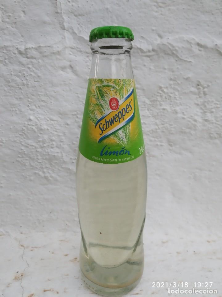 Botellas antiguas: BOTELLA SCHWEPPES LIMON LLENA PERFECTA. - Foto 1