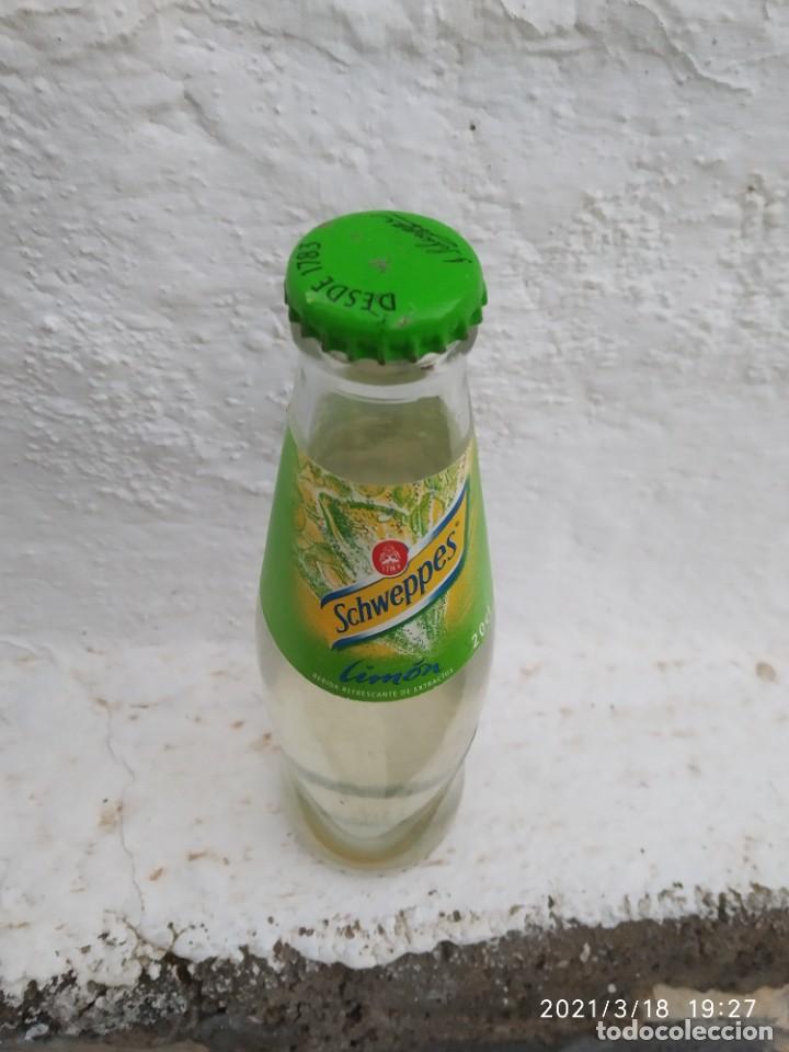 Botellas antiguas: BOTELLA SCHWEPPES LIMON LLENA PERFECTA. - Foto 2