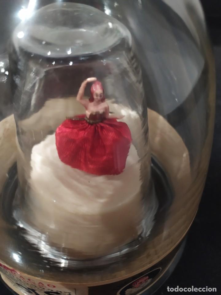 Botellas antiguas: Botella con bailarina - Foto 3