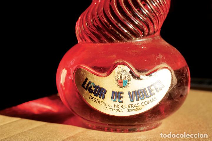 Botellas antiguas: LICOR DE VIOLETA. BOTELLA ANTIGUA PRECINTADA. SIN ABRIR. - Foto 3