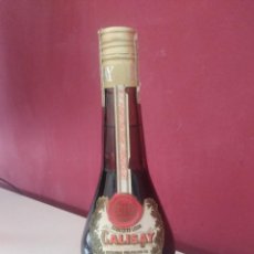 Botellas antiguas: CALISAY MEDIO LITRO SELLO 2 PESETAS. Lote 253476470