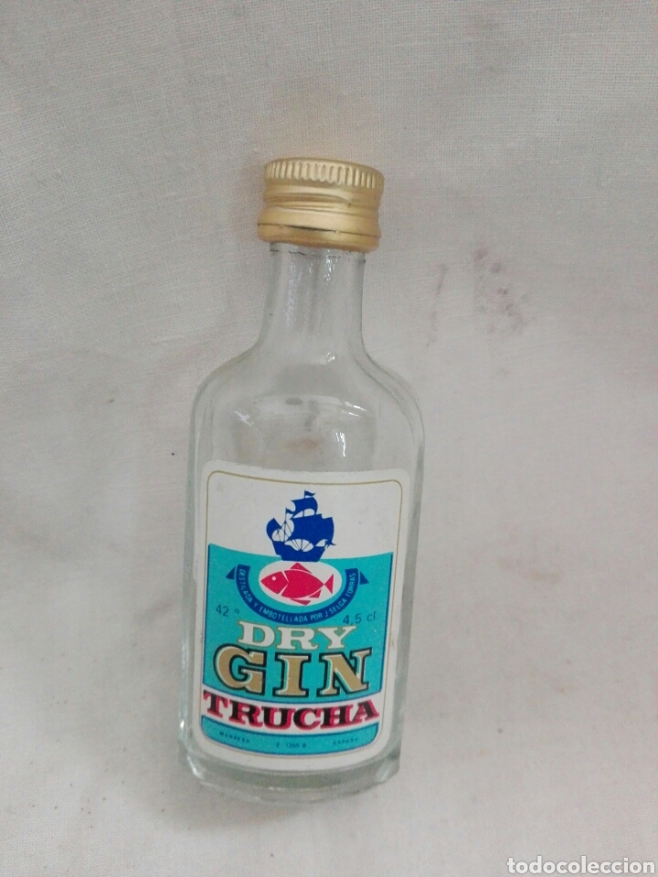 Botellas antiguas: Botella mini bar gin trucha - Foto 1