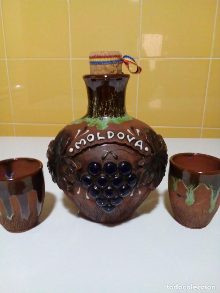 Botellas antiguas: botella con dos vasos para vino de Moldova - Foto 1