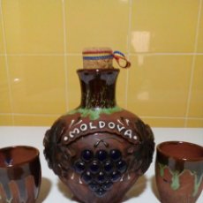 Botellas antiguas: BOTELLA CON DOS VASOS PARA VINO DE MOLDOVA. Lote 265545974