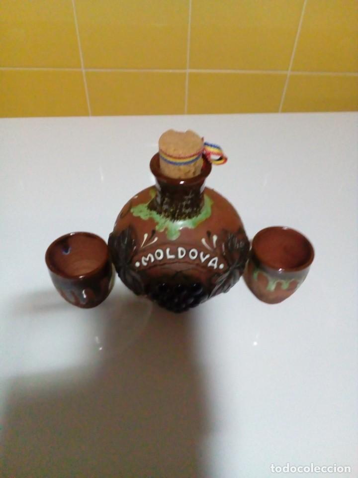 Botellas antiguas: botella con dos vasos para vino de Moldova - Foto 3