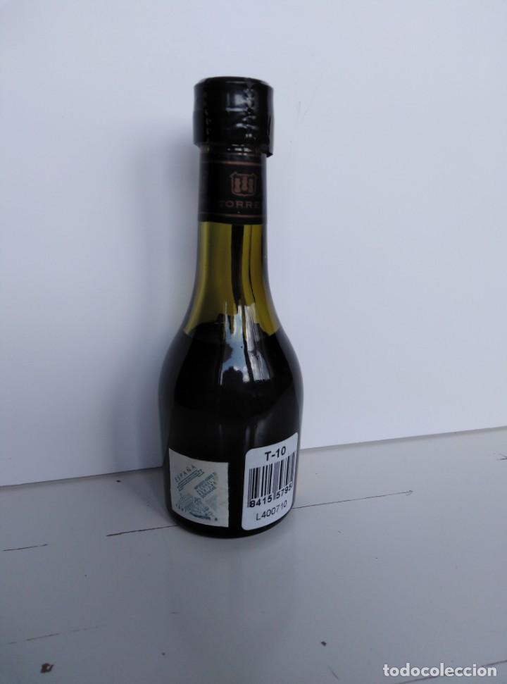 Botellas antiguas: BOTELLA MINIATURA DE BRANDY TORRES 10 - Foto 2