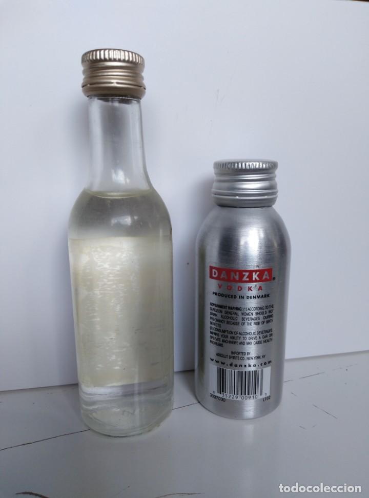 Botellas antiguas: LOTE 2 BOTELLAS MINIATURA DE VODKA - Foto 2