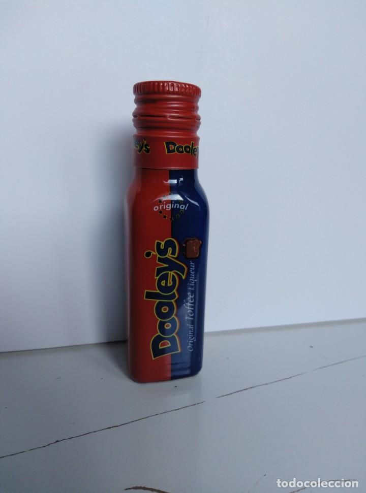 Botellas antiguas: BOTELLA MINIATURA DE DOOLEY&acute;S (LICOR DE CAFE) - Foto 1