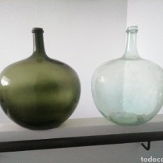 Botellas antiguas: 2 ANTIGUAS BOTELLAS DAMAJUANA GARRAFA DE CRISTAL SOPLADO COLOR VERDE Y TRANSPARENTE GRANDE