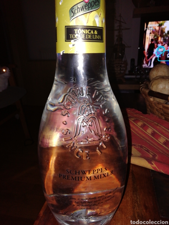 Botellas antiguas: Botella t&oacute;nica schweppes - Foto 1