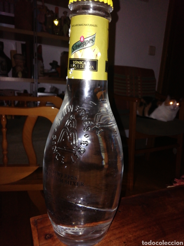 Botellas antiguas: Botella t&oacute;nica schweppes - Foto 2