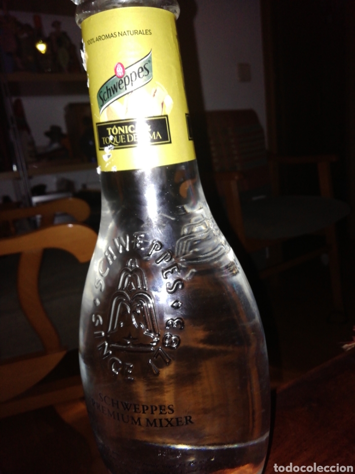 Botellas antiguas: Botella t&oacute;nica schweppes - Foto 3