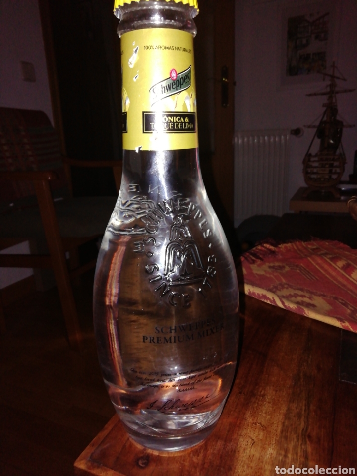 Botellas antiguas: Botella t&oacute;nica schweppes - Foto 4