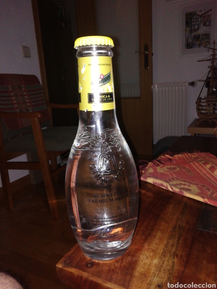 Botellas antiguas: Botella t&oacute;nica schweppes - Foto 5