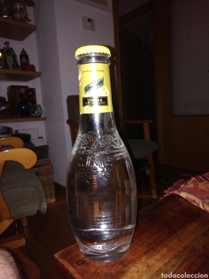 Botellas antiguas: Botella t&oacute;nica schweppes - Foto 6