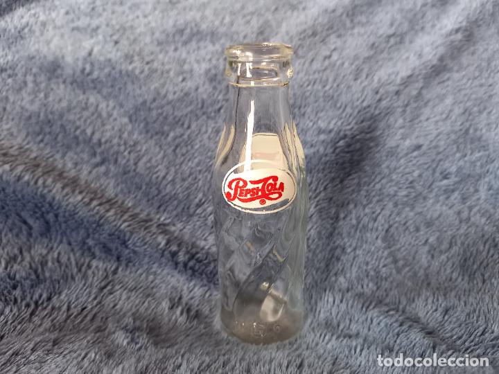 Botellas antiguas: Botellita de PepsiCola - Foto 1