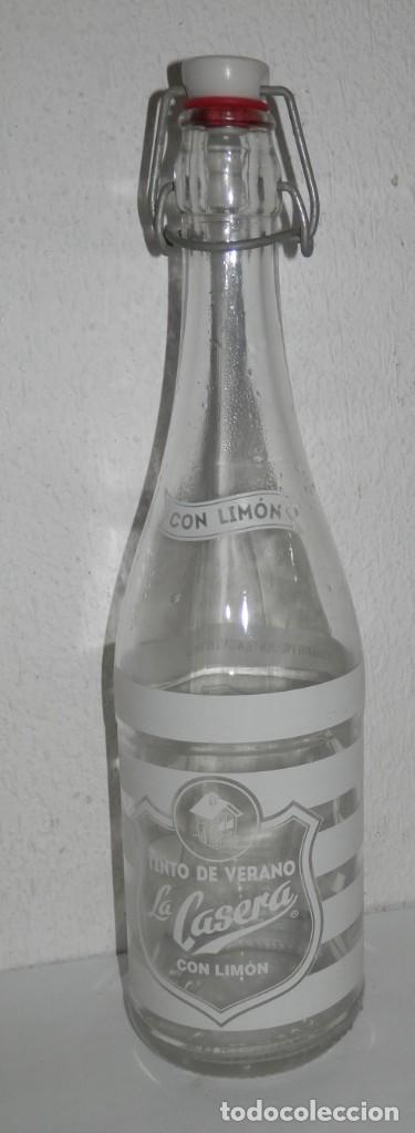 Botellas antiguas: BOTELLA DE LA GASEOSA LA CASERA CON LIM&Oacute;N - Foto 1