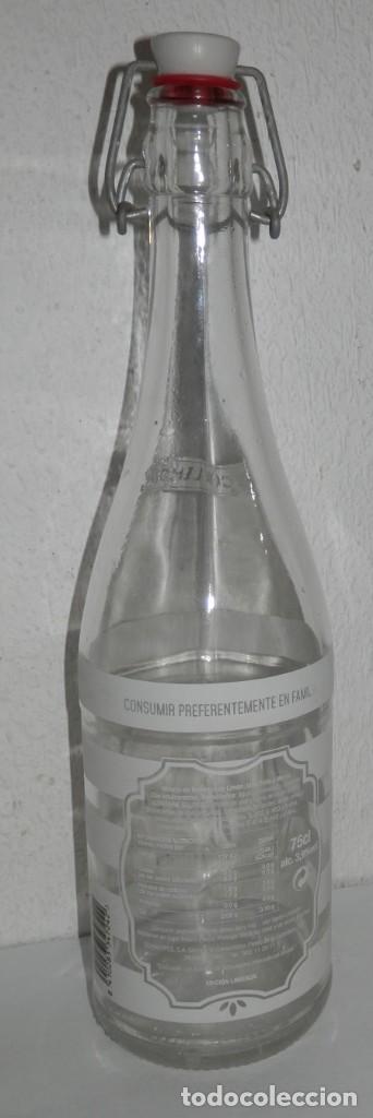 Botellas antiguas: BOTELLA DE LA GASEOSA LA CASERA CON LIM&Oacute;N - Foto 2