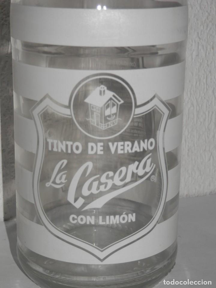 Botellas antiguas: BOTELLA DE LA GASEOSA LA CASERA CON LIM&Oacute;N - Foto 3