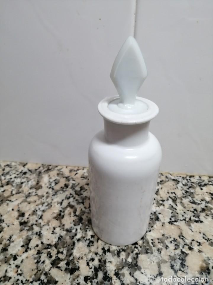 Botellas antiguas: ANTIGUA BOTELLA OPALINA BLANCA - Foto 1