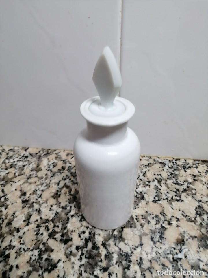 Botellas antiguas: ANTIGUA BOTELLA OPALINA BLANCA - Foto 3