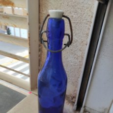 Botellas antiguas: ANTIGUA BOTELLA DE CRISTAL AZUL - TIPO GASEOSA -. Lote 278529608