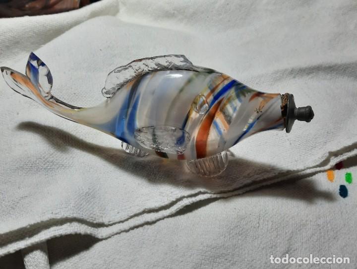 Botellas antiguas: Antigua botella colonia en forma de pez - Foto 1
