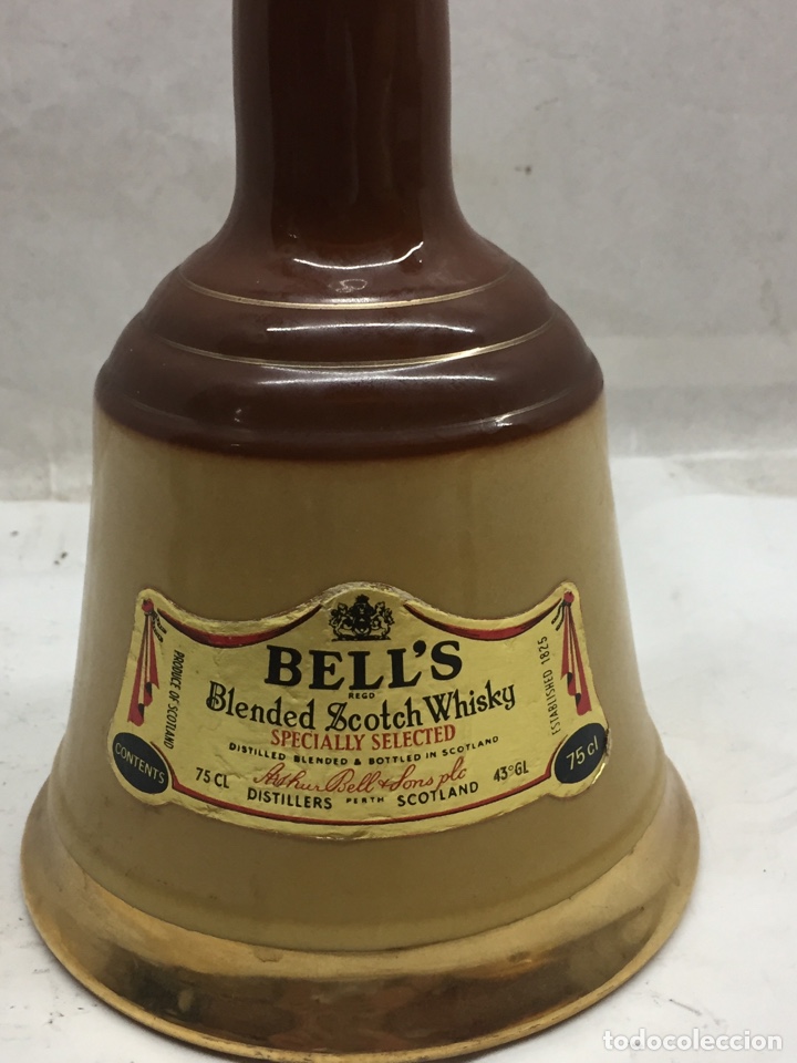 Botellas antiguas: Botella Bells, vac&iacute;a - Foto 2