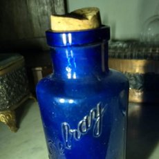 Botellas antiguas: BOTELLA DE CRISTAL AZUL. CAFÉS DEBRAY. Lote 287125168