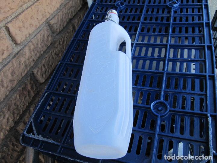 Botellas antiguas: BOTELLA DE LITRO PLASTICO TAPON - Foto 2