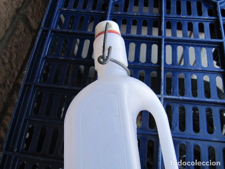 Botellas antiguas: BOTELLA DE LITRO PLASTICO TAPON - Foto 3