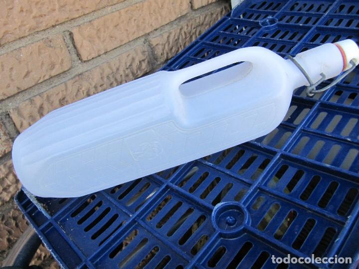 Botellas antiguas: BOTELLA DE LITRO PLASTICO TAPON - Foto 8