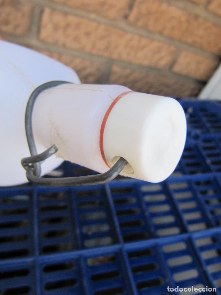 Botellas antiguas: BOTELLA DE LITRO PLASTICO TAPON - Foto 9