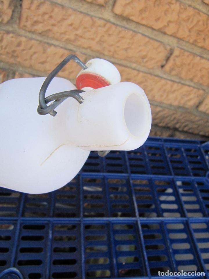 Botellas antiguas: BOTELLA DE LITRO PLASTICO TAPON - Foto 11
