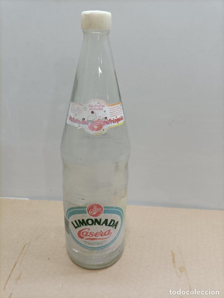 Botellas antiguas: Antigua botella de refresco la casera - Foto 1
