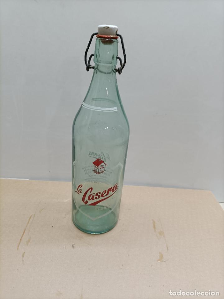 Botellas antiguas: Antigua botella de refresco la casera - Foto 1