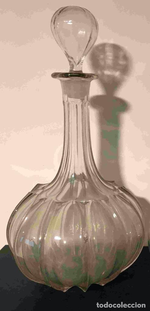 Botellas antiguas: Licorera de vidrio con tap&oacute;n - Foto 1
