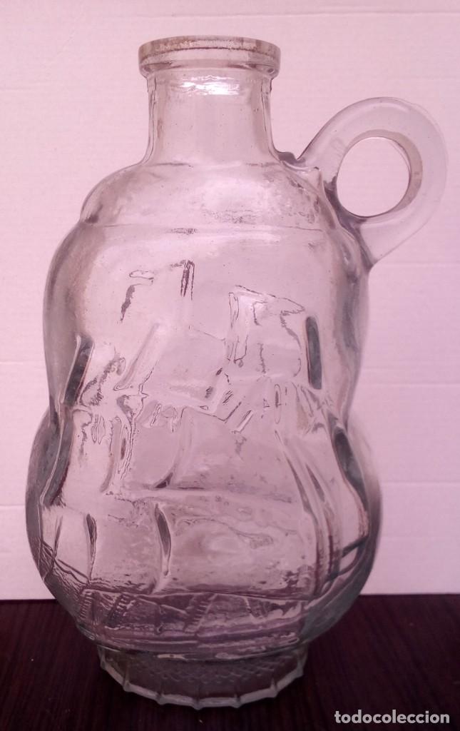 Botellas antiguas: BOTELLA CRISTAL CON ASA Y BARCO EN RELIEVE - Foto 1