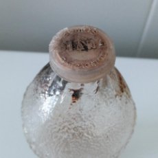 Botellas antiguas: PEQUEÑA BOTELLA EN RELIEVE ZUMOS DIANA. CON SU TAPÓN. Lote 297845033