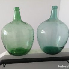 Botellas antiguas: 2 BOTELLAS GARRAFA DAMAJUANA GRANDES DE 20 LITROS CÁNTARO CRISTAL VIRESA VERDE Y AZULADA VINO JARRÓN
