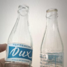 Botellas antiguas: LOTE 2 BOTELLAS REFRESCOS DUX - 20 CM DE ALTURA - BIEN CONSERVADAS. Lote 300793653