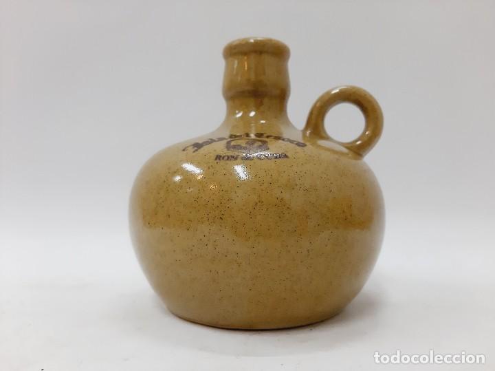 Botellas antiguas: Botella de gres vac&iacute;a, Treasure Island - Ron de Cuba - Foto 1
