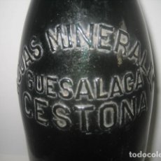 Botellas antiguas: ANTIGUA BOTELLA DE AGUAS MINERALES GUESALAGA. CESTONA. LETRAS EN RELIEVE