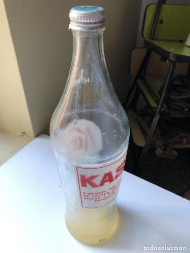 Botellas antiguas: Botella kas lim&oacute;n antigua 1litro - Foto 2
