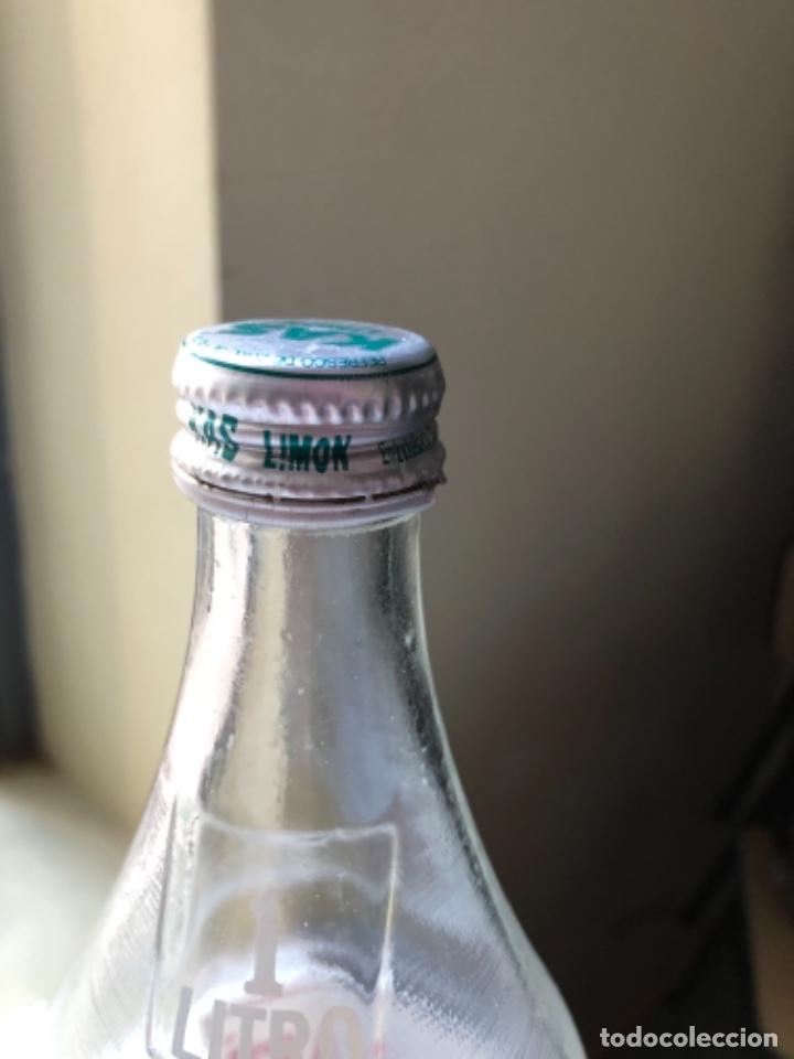 Botellas antiguas: Botella kas lim&oacute;n antigua 1litro - Foto 4